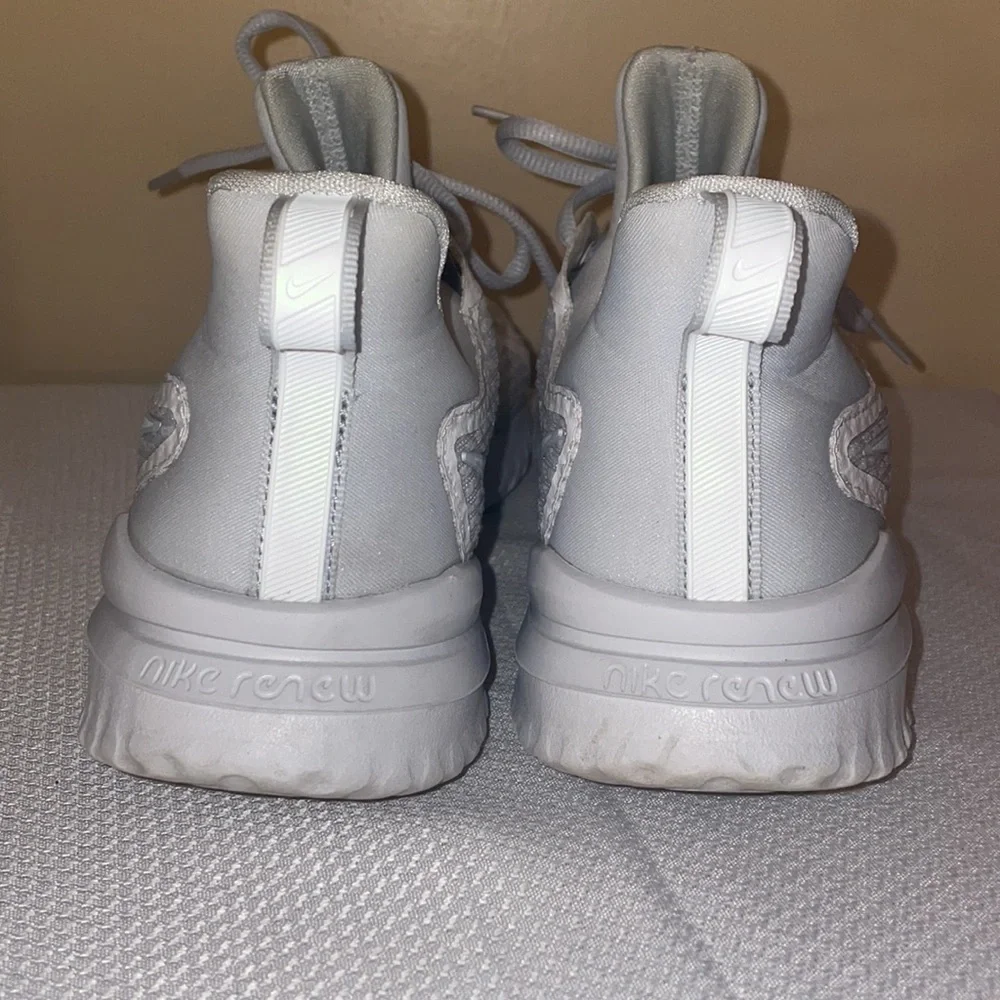 Nike women’s sneaker 9 shoe white 2018 renew rival athletic Athleisure casual